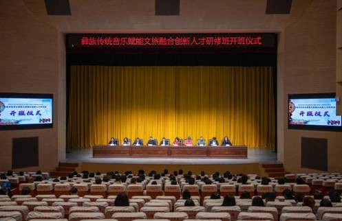 图片包含 室内, 键盘, 电脑, 桌子 描述已自动生成