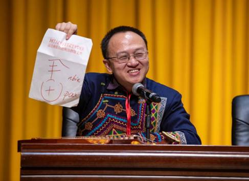 图片包含 人, 窗帘, 桌子, 室内 描述已自动生成