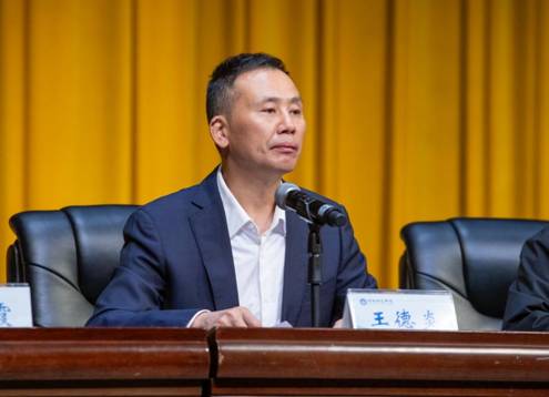 图片包含 人, 室内, 桌子, 男人 描述已自动生成