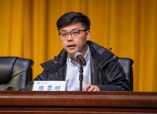 桌子前坐着穿西装的男人 低可信度描述已自动生成